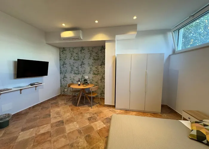 Eleni Готель *